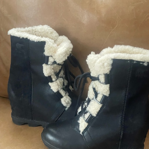 UGG Black and Cream Lace-Up Winter Boots - Picture 4 of 5